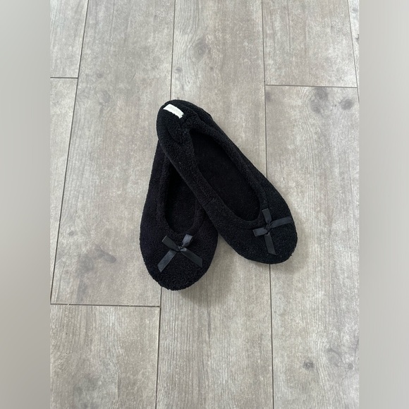 New Goldtoe Women’s Black Fuzzy Slippers size Large (9)
NEVER WORN
Super soft! - Picture 3 of 7